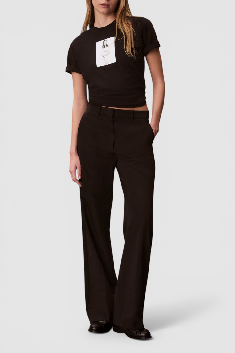 תמונת כל הלוק של חולצת טי בגזרה ישרה